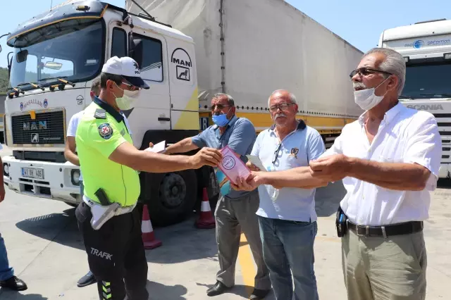 Son dakika haberi... Manisa'da trafik polisleri, sürücülere trafik kazalarıyla ilgili broşür dağıttı