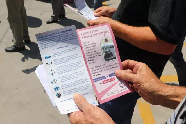 Son dakika haberi... Manisa'da trafik polisleri, sürücülere trafik kazalarıyla ilgili broşür dağıttı