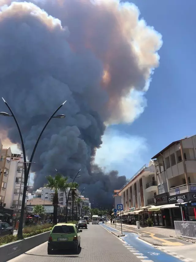 Marmaris'te çıkan orman yangınına müdahale ediliyor
