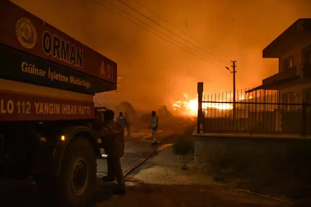 Aydıncık'ta 2 gün önce çıkan yangına müdahale ediliyor