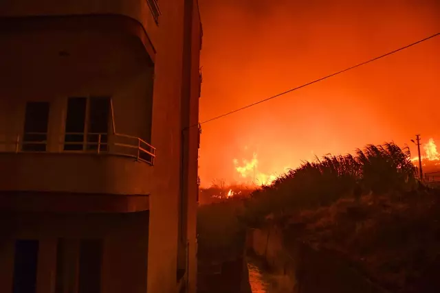 Aydıncık'ta 2 gün önce çıkan yangına müdahale ediliyor