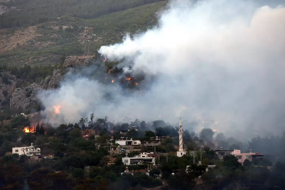 Son dakika haberi | Silifke ilçesinde çıkan orman yangınlarına müdahale ediliyor (8)