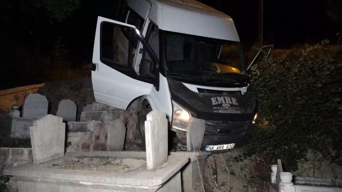 Minibüs mezarlığa uçtu: 2 yaralı