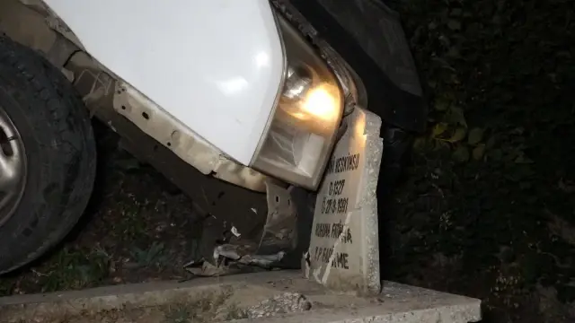 Minibüs mezarlığa uçtu: 2 yaralı