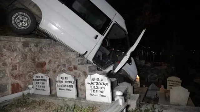Minibüs mezarlığa uçtu: 2 yaralı