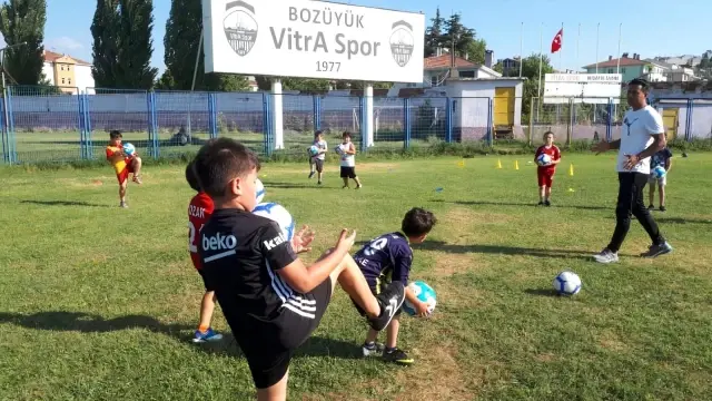 Minikler futbol kurslarında hem eğleniyor hem de öğreniyor