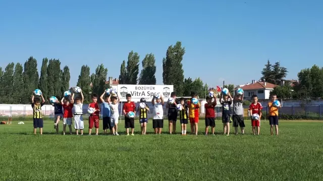 Minikler futbol kurslarında hem eğleniyor hem de öğreniyor