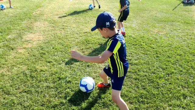 Minikler futbol kurslarında hem eğleniyor hem de öğreniyor