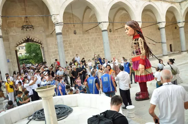 Son dakika haber: Mülteci çocukların simgesi kukla Küçük Amal ın İngiltere'ye yolculuğundaki durağı Tarsus oldu