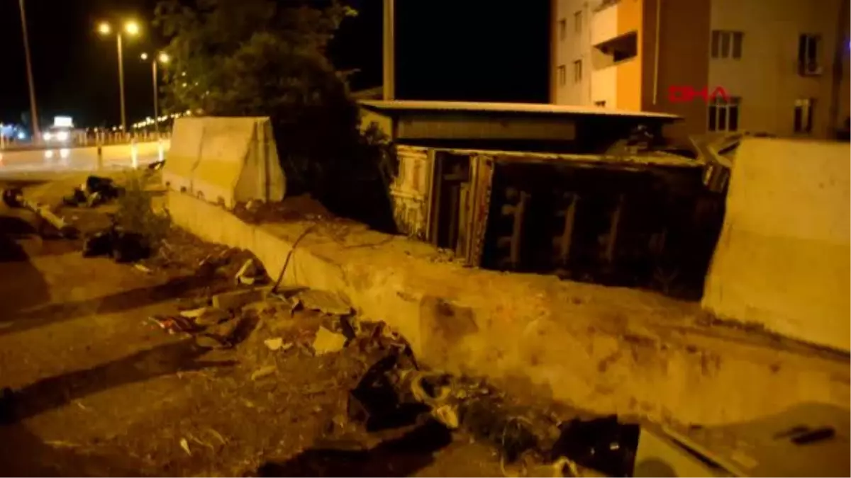 Otomobille çarpışan TIR beton bariyerleri aşıp, emniyetin bahçesine girdi