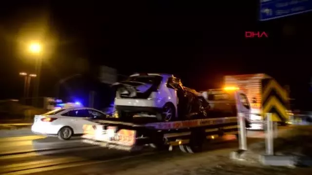 Otomobille çarpışan TIR beton bariyerleri aşıp, emniyetin bahçesine girdi