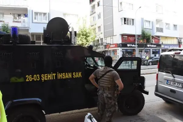 Son dakika haberi! POLİSLERİ TÜFEKLE VURMAKLA TEHDİT ETTİ, 3 SAATİN SONUNDA GÖZALTINA ALINDI