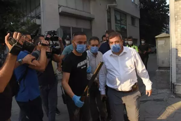 Son dakika haberi! POLİSLERİ TÜFEKLE VURMAKLA TEHDİT ETTİ, 3 SAATİN SONUNDA GÖZALTINA ALINDI