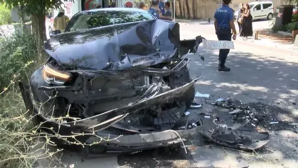 SARIYER'DE OTOMOBİLLER KAFA KAFAYA ÇARPIŞTI: 4 YARALI