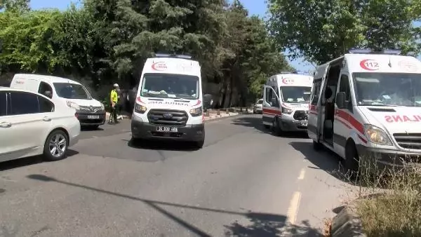 SARIYER'DE OTOMOBİLLER KAFA KAFAYA ÇARPIŞTI: 4 YARALI
