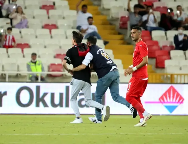 Sivasspor-Petrocub maçında sahaya taraftar girdi
