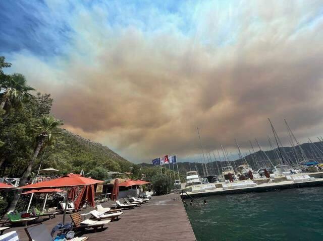Son Dakika: Bir yangın da Marmaris'te çıktı! Armutalan'da yükselen alevler yerleşim yerlerini tehdit ediyor