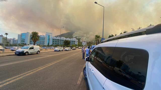 Son Dakika: Bir yangın da Marmaris'te çıktı! Armutalan'da yükselen alevler yerleşim yerlerini tehdit ediyor