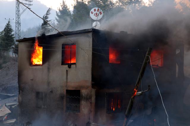 Son Dakika: Türkiye'nin güneyini etkisi altına alan yangınlarla ilgili soruşturma başlatıldı