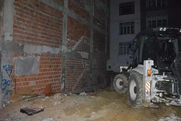 İSTANBUL-SULTANGAZİ'DE İKİ BİNA ÇÖKME RİSKİ NEDENİYLE BOŞALTILDI