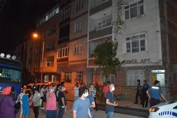 İSTANBUL-SULTANGAZİ'DE İKİ BİNA ÇÖKME RİSKİ NEDENİYLE BOŞALTILDI