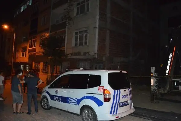 İSTANBUL-SULTANGAZİ'DE İKİ BİNA ÇÖKME RİSKİ NEDENİYLE BOŞALTILDI