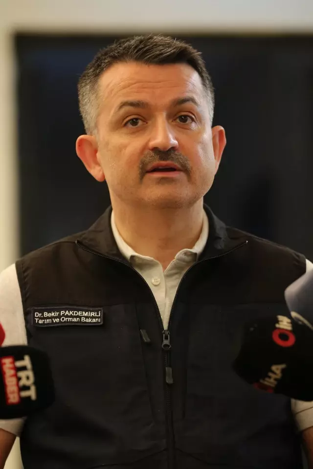 Son dakika haberi... Tarım ve Orman Bakanı Bekir Pakdemirli: Oymapınar Barajı'nda 10 kişinin mahsur kaldığı bilgisi var. Hayati tehlikeleri yok, restorancı oldukları...