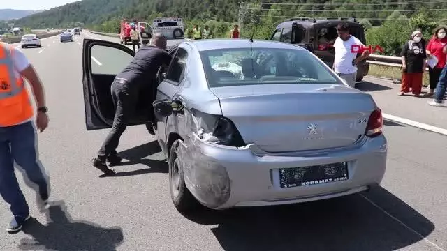 TEM'DE OTOMOBİL, 3 ARACA ÇARPTI 3 YARALI