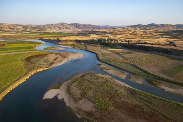 Tunceli'nin Pertek ve Mazgirt ilçelerindeki tarihi ve doğal güzellikler havadan görüntülendi