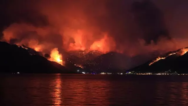 Tüyler ürperten fotoğraflar! Hava kararınca Marmaris'teki yangının büyüklüğü ortaya çıktı