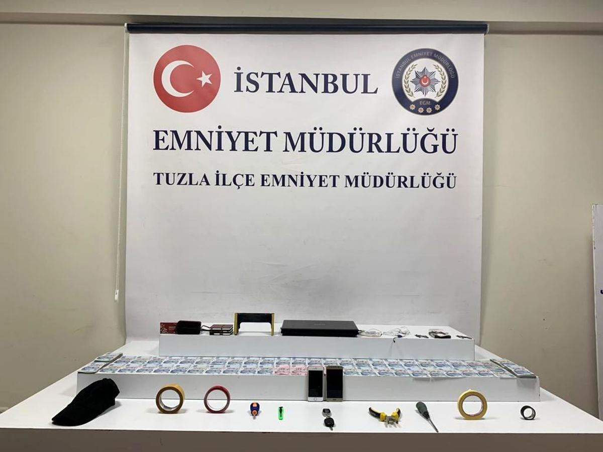 Tuzla'da ATM cihazında kart kopyalayan hırsızlar polisten kaçamadı