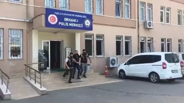 TUZLA'DA ATM'LERE KART KOPYALAMA DÜZENEĞİ YERLEŞTİREN ŞÜPHELİLER KAMERADA