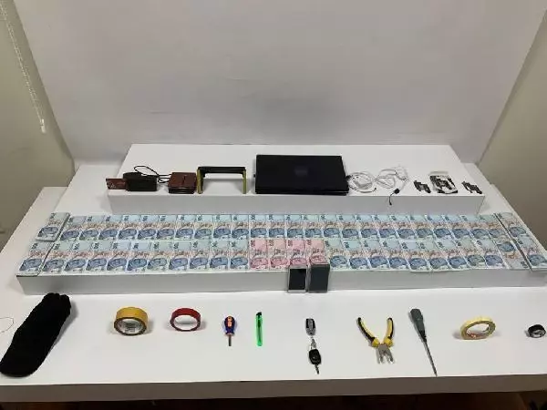 TUZLA'DA ATM'LERE KART KOPYALAMA DÜZENEĞİ YERLEŞTİREN ŞÜPHELİLER KAMERADA