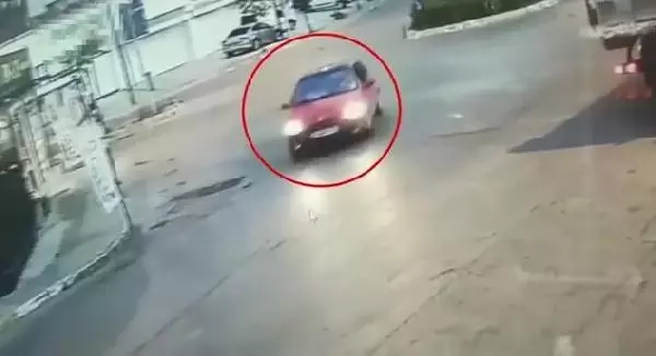 TUZLA'DA ATM'LERE KART KOPYALAMA DÜZENEĞİ YERLEŞTİREN ŞÜPHELİLER KAMERADA