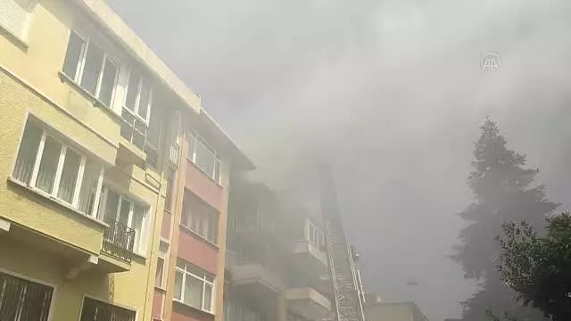 Üsküdar'da bir binada çıkan yangında iki daire kullanılamaz hale geldi