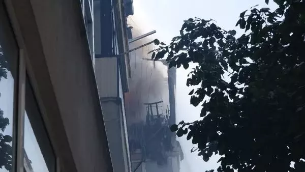 Son dakika haber... ÜSKÜDAR'DA DAİREDE YANGIN; MAHSUR KALAN 1 KİŞİ KURTARILDI