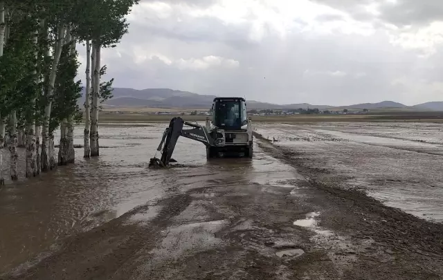 Son dakika haber | Van Büyükşehir Belediyesi selden etkilenen vatandaşların yardımına koştu