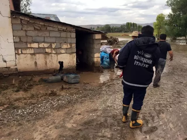 Son dakika haber | Van Büyükşehir Belediyesi selden etkilenen vatandaşların yardımına koştu