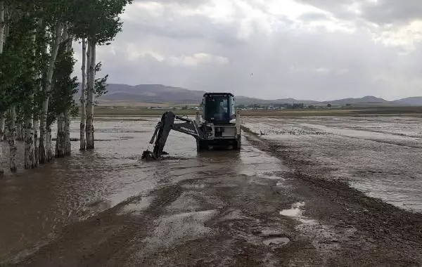 VAN'DA SEL SONRASI TEMİZLİK VE HASAR TESPİT ÇALIŞMASI