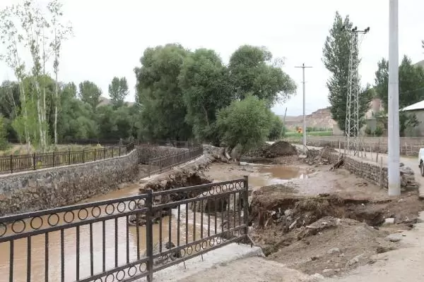 VAN'DA SEL SONRASI TEMİZLİK VE HASAR TESPİT ÇALIŞMASI