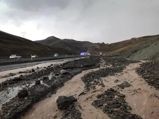 Van'ın 3 ilçesinde sel felaketi... Sel suları konteyneri böyle parçaladı