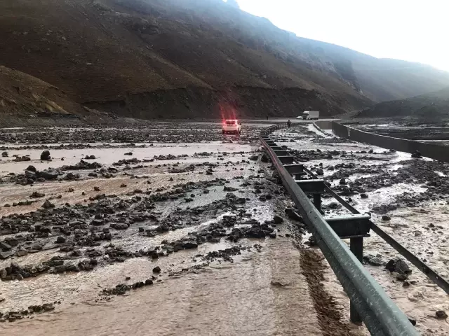 Van'ın 3 ilçesinde sel felaketi... Sel suları konteyneri böyle parçaladı