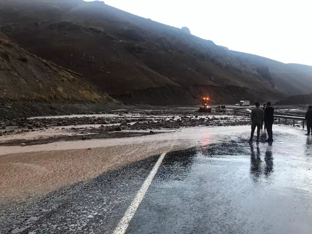Van'ın 3 ilçesinde sel felaketi... Sel suları konteyneri böyle parçaladı
