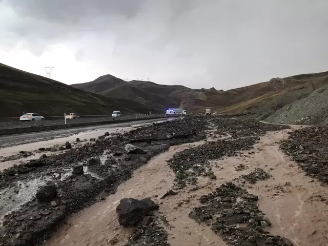 Van'ın 3 ilçesinde sel felaketi... Sel suları konteyneri böyle parçaladı