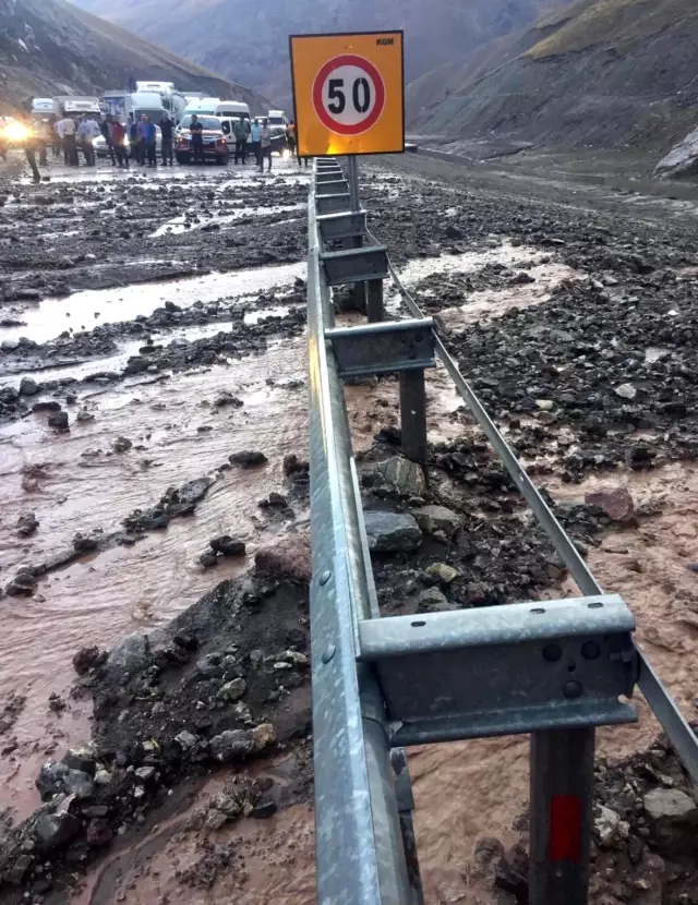 Van'ın 3 ilçesinde sel felaketi... Sel suları konteyneri böyle parçaladı