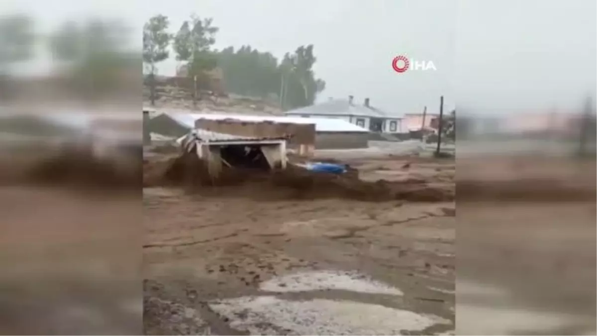 Van'ın 3 ilçesinde sel felaketi... Sel suları konteyneri böyle parçaladı