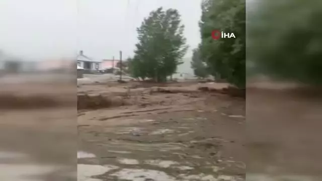 Van'ın 3 ilçesinde sel felaketi... Sel suları konteyneri böyle parçaladı