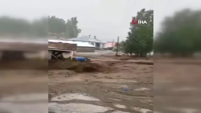 Van'ın 3 ilçesinde sel felaketi... Sel suları konteyneri böyle parçaladı