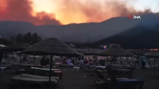 Yangın nedeniyle vatandaşlar geceyi plajda geçirecekler