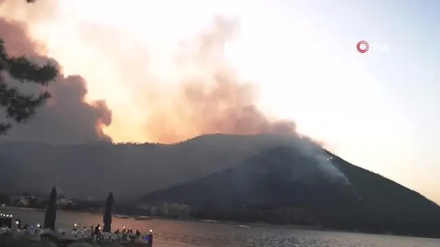 Yangın nedeniyle vatandaşlar geceyi plajda geçirecekler